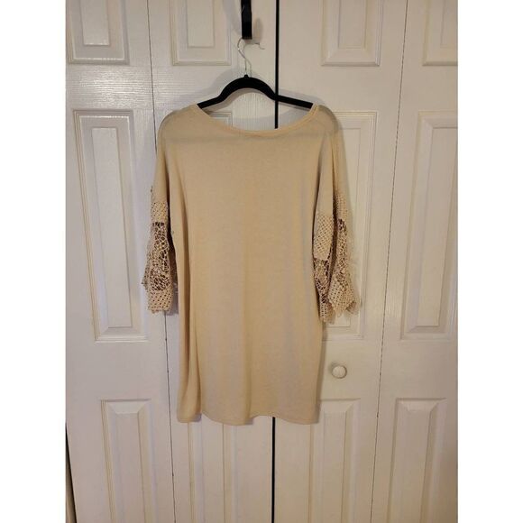 Umgee cream colored tunic with crochet sleeves - Picture 5 of 7